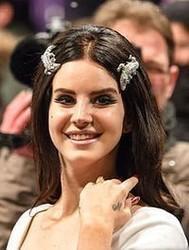 Höre dir das Song Lana Del Rey Young And Beautiful online aus der Wiedergabeliste Musik zum Autofahren kostenlos.