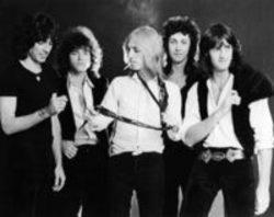 Höre dir das Song Tom Petty Free falling online aus der Wiedergabeliste Beste Rockballaden der 70er und 80er kostenlos.
