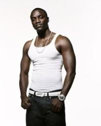 Höre dir das Song Akon Lonely online aus der Wiedergabeliste Weihnachtslieder kostenlos.