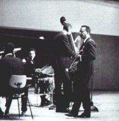 Neben Liedern von Tom Tykwer, Johnny Klimek & Re kannst du dir kostenlos online Songs von Miles Davis Quintet hören.