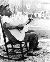 Neben Liedern von The Comet Gain kannst du dir kostenlos online Songs von Mississippi John Hurt hören.