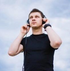 Neben Liedern von Flea kannst du dir kostenlos online Songs von Deep Active Sound hören.