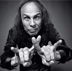 Neben Liedern von Molly Sanden kannst du dir kostenlos online Songs von Ronnie James Dio hören.