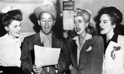 Neben Liedern von Angels And Airwaves kannst du dir kostenlos online Songs von Bing Crosby & The Andrews Sisters hören.