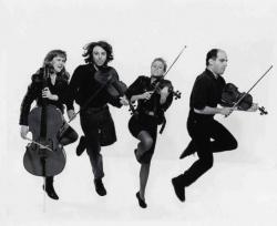Neben Liedern von Sweeney Todd Movie Cast kannst du dir kostenlos online Songs von The String Quartet hören.